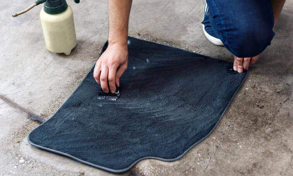 How_to_Remove_Salt_Stains_from_your_Car_Floor_Mats